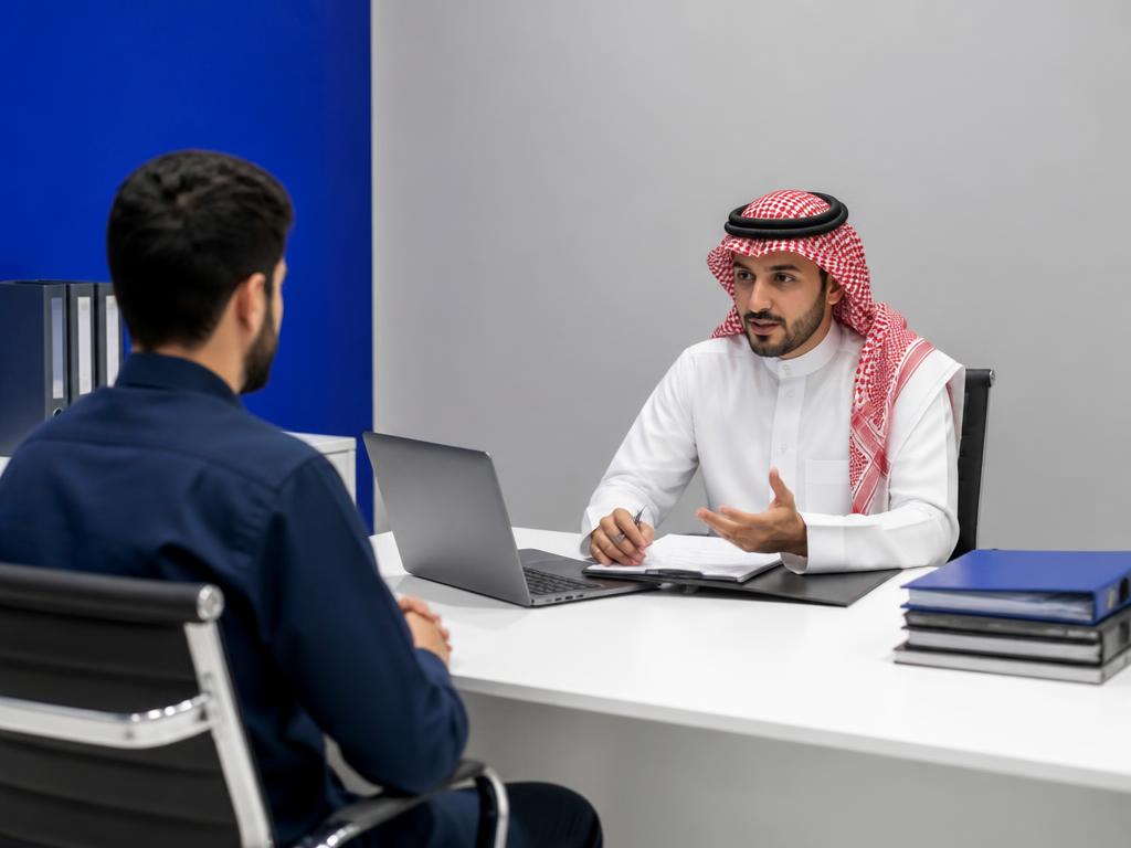 رجال أعمال سعوديون يراجعون نظام موارد بشرية